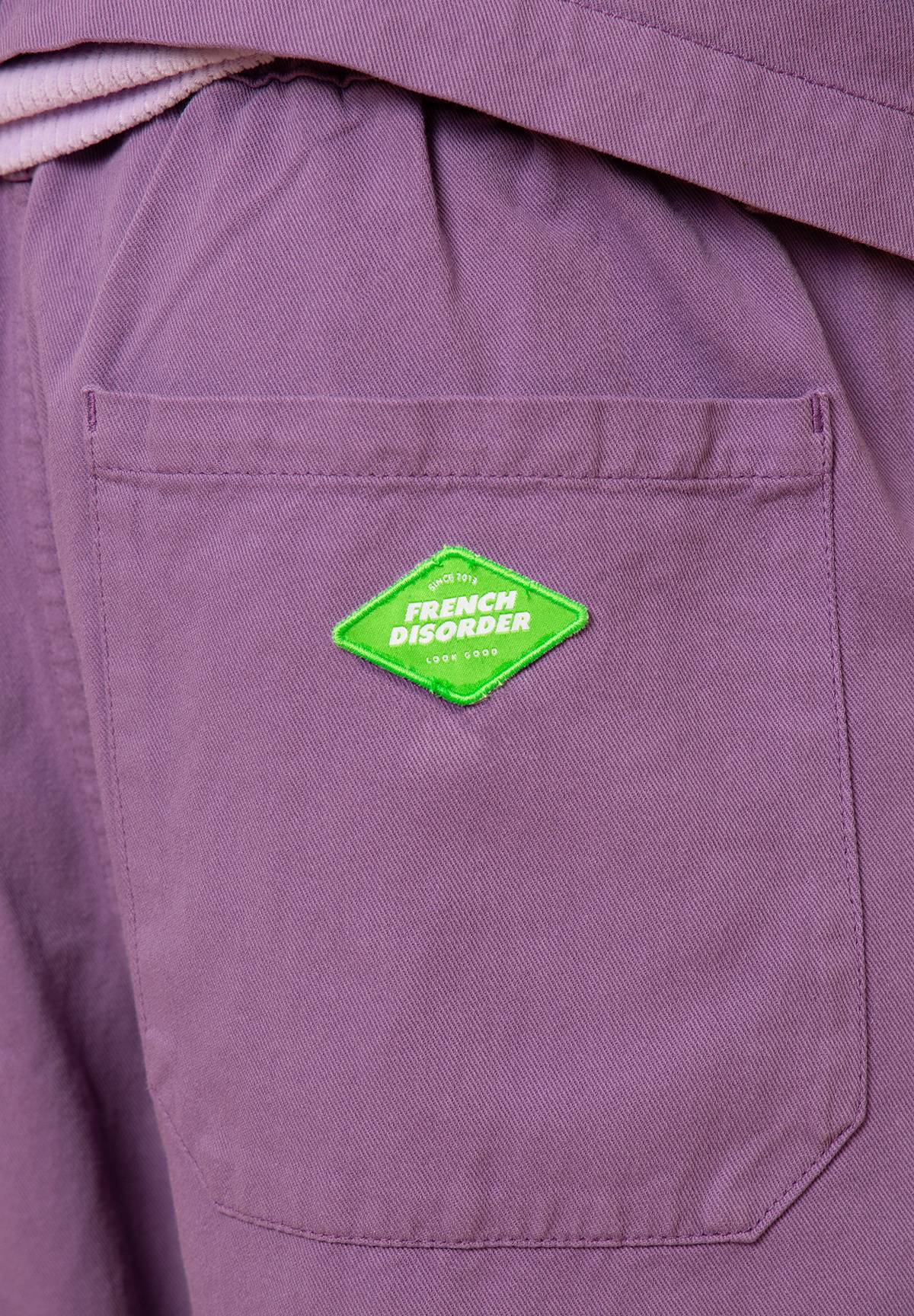 Détail de la poche plaquée avec patch French Disorder vert sur le pantalon ISAAC Purple