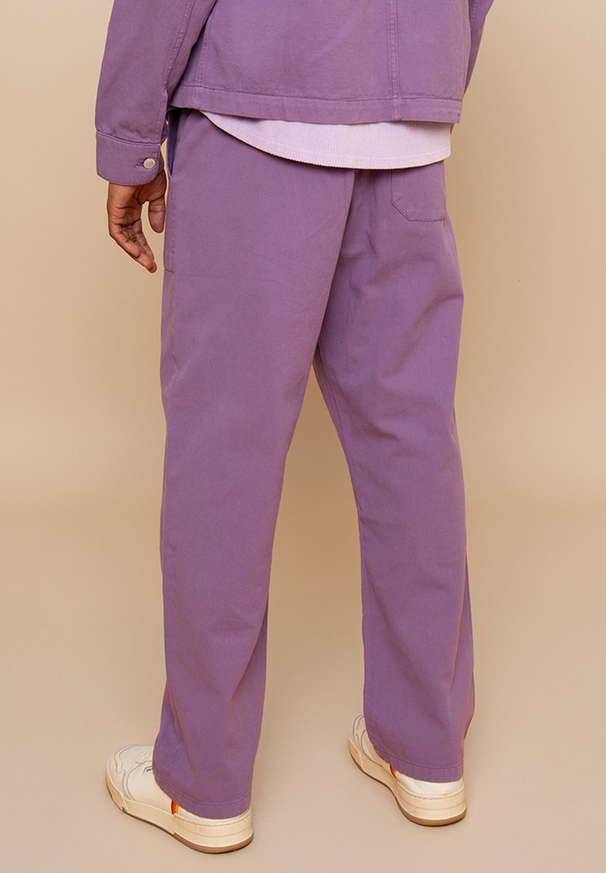 Pantalon ISAAC en twill Purple porté – vue de dos