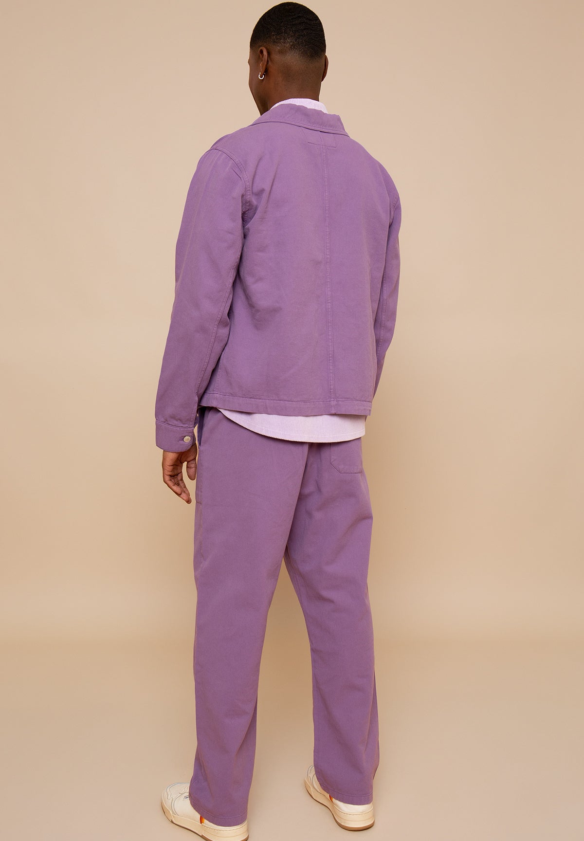 Veste EDEN en twill Purple portée avec le pantalon ISAAC assorti – vue de dos