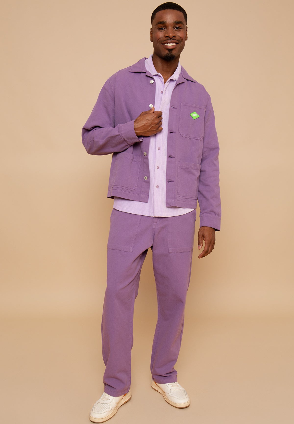 Homme portant la veste EDEN en twill Purple avec le pantalon ISAAC assorti – vue de face